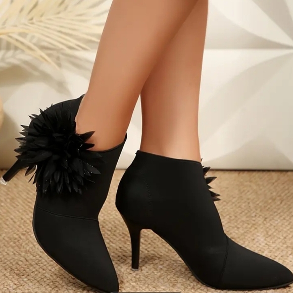 unknown Shoes - Chic Black Heels with Floral Detail